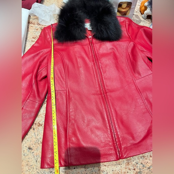 Red leather jacket let with removable black fur - Picture 6 of 6